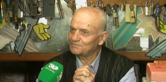 Usta Lani tejkalon moshën/ 80 vjeçari që edhe pse ka dalë në pension vijon të punojë çdo ditë