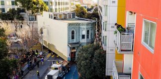 Shtëpisë 139 vjeçare i vendosen rrota për ta zhvendosur në një zonë të re banimi