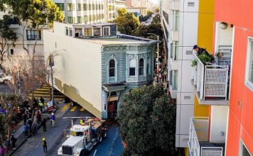 Shtëpisë 139 vjeçare i vendosen rrota për ta zhvendosur në një zonë të re banimi