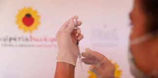 Nesër vijnë 38,400 doza vaksine të AstraZeneca, fillon vaksinimi i mësuesve dhe pedagogëve