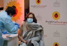 Solidaritet mes vëllezërish/ Mjekët dhe infermierët e Kosovës vaksinohen në Kukës