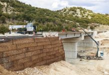 Loti III/ Vazhdojnë punimet për rikonstruksionin e rrugës së Lumit të Vlorës