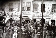 Fotografi e rrallë nga shkolla e parë shqipe në Korçë