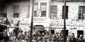 Fotografi e rrallë nga shkolla e parë shqipe në Korçë