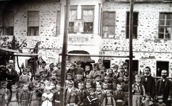 Fotografi e rrallë nga shkolla e parë shqipe në Korçë