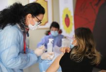 FOTOT/ Vaksinohen 2664 mësues kundër covid në Shqipëri