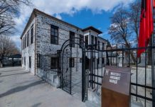 FOTOT/ Mësonjëtorja e parë Shqipe merr shkëlqimin e merituar, shihni si është transformuar