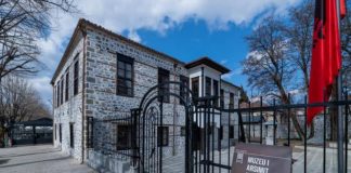 FOTOT/ Mësonjëtorja e parë Shqipe merr shkëlqimin e merituar, shihni si është transformuar