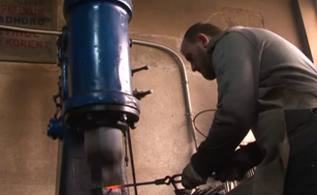 Olgert Kafazi, mjeshtri i portave me kangjella ruan traditën shumëvjeçare korçare