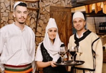 Mediat në New York: Shija e “Biftekut Skenderbeg” në restorantin shqiptar