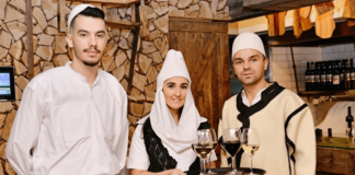 Mediat në New York: Shija e “Biftekut Skenderbeg” në restorantin shqiptar