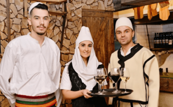 Mediat në New York: Shija e “Biftekut Skenderbeg” në restorantin shqiptar