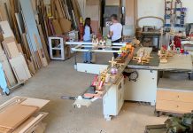 Zdrukthëtari “Piter Pan”/ Gazmenti, mjeshtri që bën lodra prej druri me copëzat që mbeten nga mobilieria