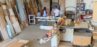 Zdrukthëtari “Piter Pan”/ Gazmenti, mjeshtri që bën lodra prej druri me copëzat që mbeten nga mobilieria