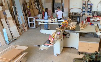 Zdrukthëtari “Piter Pan”/ Gazmenti, mjeshtri që bën lodra prej druri me copëzat që mbeten nga mobilieria