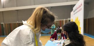 Nis vaksinimi antikovid i mësuesve dhe pedagogëve në Tiranë, vijnë 38 400 doza të AstraZeneca