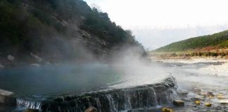 Turizmi dimëror në jug: Ujërat termale të Bënjës tërheqin familjarët gjatë fundjavës