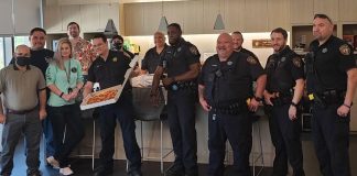 Shqiptari ‘pushton’ mediat në SHBA, u jep pica policëve amerikanë në Texas