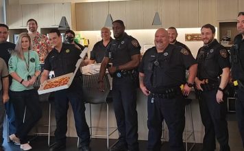 Shqiptari ‘pushton’ mediat në SHBA, u jep pica policëve amerikanë në Texas