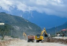 FOTOT/ Vijojnë punimet për ndërtimin e rrrugës Orikum – Dukat