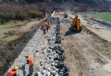 Shkurton me 20 minuta distancën/ Ritme të larta punimesh në aksin Korçë-Ersekë