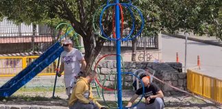 Shqiptarët restaurojnë vullnetarisht parkun e fëmijëve në Greqi, lajmi pushton mediat