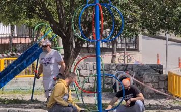 Shqiptarët restaurojnë vullnetarisht parkun e fëmijëve në Greqi, lajmi pushton mediat