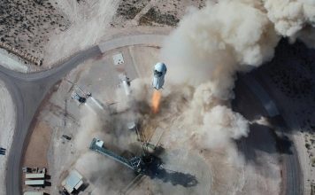 Jeff Bezos sfidon Elon Musk, cakton datën për fluturimin e parë në hapësirë