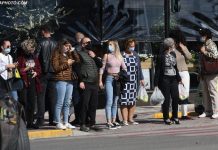 Vendimi/ Hiqen maskat në ambientet e jashtme, shtyhet ora policore