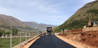 Asfalt dhe ndriçim, drejt përfundimit rruga në lagjen Allmete në Bulqizë