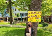 “Ju blini lule, ne blejmë libra”/ Nisma fantastike nxënësve në Lezhë dhe mësuese Lulzimes