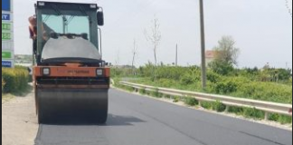 FOTO/ Rruga e Çermave në Lushnjë vazhdon të shtrohen me asfalt