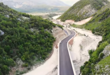 FOTOT/ Pamje nga rruga e re Delvinë-Kardhiq, vijon puna në tunelin Skarficës