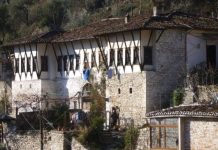 Çfarë duhet të dini për banesat karakteristike me çardak në Berat