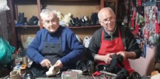 Dy këpucarët e Shkodrës që ruajnë traditën, e që shpesh punojnë dhe falas