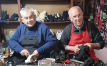 Dy këpucarët e Shkodrës që ruajnë traditën, e që shpesh punojnë dhe falas