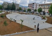 FOTOT/ Sheshi i Burrelit merr pamje krejtësisht të re