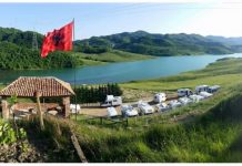 Vetëm pak km nga Tirana/ Liqeni i Kusit, një oaz relaksi dhe pastërtie (FOTOT)