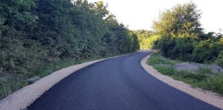 FOTOT/ Vijojnë punimet për asfaltimin e aksit Shkafanë-Lalëz-Ishëm