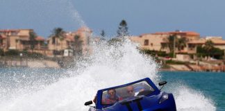 Një rrugë e dy punë! Prodhohet makina që ‘ecën’ edhe në…ujë (FOTOT)