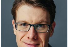 Shqiptari Andi Hoxhaj, nderohet me çmimin “Pedagogu Ekselent i vitit” në Britani