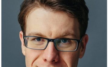 Shqiptari Andi Hoxhaj, nderohet me çmimin “Pedagogu Ekselent i vitit” në Britani