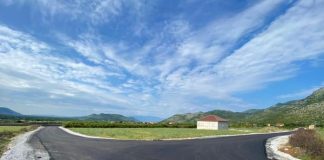 FOTOT/ Malësi e Madhe, asfaltohet plotësisht rruga e lagjes Deçkaj