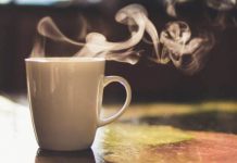 As ne nuk e dinim, por një pije e nxehtë ndihmon kundër vapës