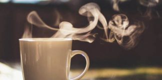 As ne nuk e dinim, por një pije e nxehtë ndihmon kundër vapës