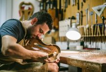 PROFIL/ Erli Gurra, mjeshtri që bën drurin të nxjerrë tinguj