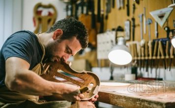 PROFIL/ Erli Gurra, mjeshtri që bën drurin të nxjerrë tinguj