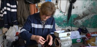 Frymëzim/ Njihuni me Mite Çakallin, gruaja nga Bulqiza që punon mekanike prej gjysmë shekulli