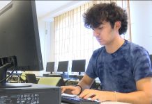 Eric Pengili, 17-vjeçari mjeshtër i shkencave kompjuterike që u mëson shqiptarëve kodimin