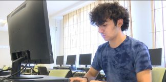 Eric Pengili, 17-vjeçari mjeshtër i shkencave kompjuterike që u mëson shqiptarëve kodimin